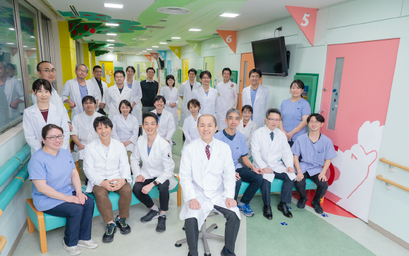 名古屋市立大学大学院医学研究科 新生児・小児医学分野：集合写真も外来のフロアで撮影。診療後の遅い時間でしたが、皆さんの笑顔あふれる楽しい撮影でした。
